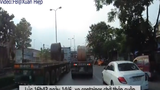 Video: Xe container chở thép cuộn 60 tấn đứt cáp xích, nhiều người thoát nạn