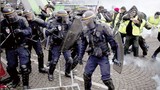“Áo vàng” biểu tình phản đối giá nhiên liệu gây rối loạn Paris