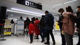 Khách Trung Quốc gây sốc khi khoe cố hạ sốt để qua mặt sân bay Vũ Hán