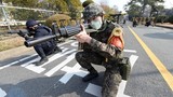 Giữa "bão" COVID-19, Hàn Quốc kéo quân đeo khẩu trang... tập trận chống khủng bố