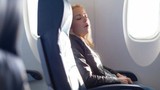 Đi máy bay ngủ sai lúc có thể bị điếc?