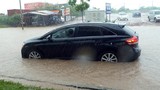 Xe tiền tỷ “chết đuối” trên đường ngập lụt ở Thủ đô