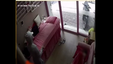 Video: Chủ tiệm nail phát hiện trộm vẫn ung dung... ngủ tiếp