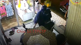 Video: Chủ cửa hàng phát hiện kẻ gian trộm xe ở TP.HCM