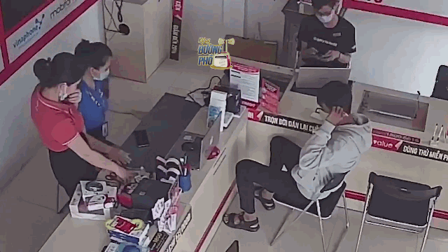 Video: 2 nữ nhân viên hốt hoảng bỏ chạy vì thứ bên trong ngăn kéo