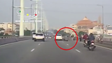 Video: Thanh niên bị ôtô húc văng khi dừng xe nhặt đồ giữa cầu