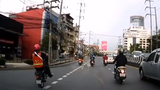 Video: Bốc đầu xe máy giữa phố, nam thanh niên nhận cái kết đắng