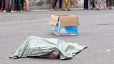 Người phụ nữ đi xe máy đánh rơi bao tải chứa thi thể hài nhi trên đường