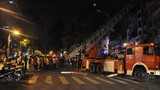 Cháy lớn giữa Sài Gòn, cứu 3 cụ già bằng xe thang