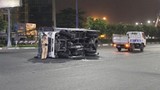 TP HCM: Kinh hoàng xe cẩu va lật xe tải, tông nhà dân