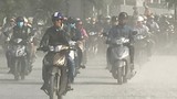 Người đi đường khốn đốn vì bão bụi ở cửa ngõ Sài Gòn
