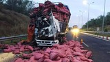 Tài xế và phụ xe tải kêu cứu thảm thiết trên cao tốc HLD