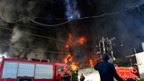 Hơn 100 lính cứu hỏa đang chữa cháy công ty nhựa ở Sài Gòn