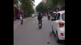 Bắt kẻ điên cuồng dùng mã tấu chém gương ô tô trên phố Sài Gòn