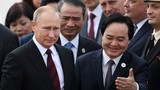 Tổng thống Nga Putin vẫy tay chào người dân khi đến Đà Nẵng