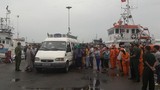 Đưa thi thể thuyền viên tàu cá Bình Định bị chìm về bờ