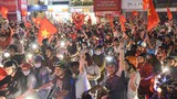 “Trắng đêm” xuống đường mừng chiến thắng lịch sử của U23 Việt Nam