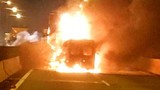 Xe khách tông container rồi cháy dữ dội trên cao tốc HLD