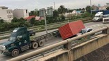 Kinh hoàng container đè ô tô trên cao tốc Long Thành - Dầu Giây 