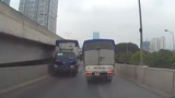 Hà Nội: Xe tải ngang nhiên đi ngược chiều trên đường cao tốc