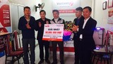 Khách hàng Hà Tĩnh tháo mặt nạ nhận giải thưởng vietlott giá trị lớn