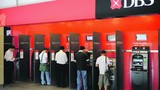 Người dùng thẻ ATM ở các nước có trả phí rút tiền không?