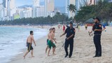 Cận cảnh cưỡng chế giải tán người tắm biển ở Nha Trang để ngăn dịch COVID-19