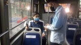 Hà Nội: Ngày đầu xe buýt hoạt động trở lại, mỗi chuyến lác đác 1-2 khách 