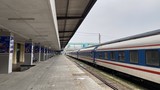 Giá vé tàu Tết Nhâm Dần giảm, ga Hà Nội vắng tanh ngày đầu mở bán