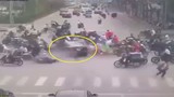 Clip khoảnh khắc kinh hoàng: Ô tô điên đâm loạt xe máy trên đường Võ Chí Công
