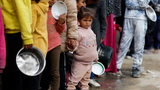 Nhói lòng cảnh trẻ em xếp hàng nhận đồ ăn ở Gaza