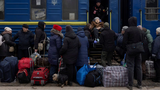 Cảnh người dân Ukraine sơ tán vì xung đột