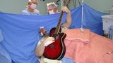 Sửng sốt bệnh nhân vừa mổ não vừa chơi guitar