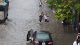 Biên Hòa: Mưa lớn ngập nặng, cả trăm học sinh mắc kẹt