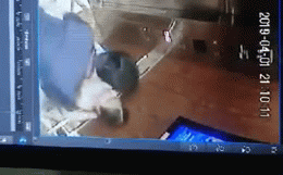 Clip người đàn ông ôm hôn bé gái trong thang máy chung cư gây phẫn nộ