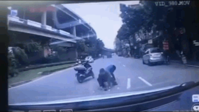 Video: Bất chấp nguy hiểm, 3 người đàn ông lao ra giữa đường nhặt tiền