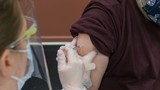 Lắp cánh tay giả đi tiêm vaccine, người đàn ông nhận cái kết đắng