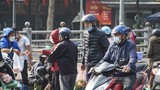 Chợ cóc, trà đá vỉa hè vẫn đông nghịt khách ở quận nguy cơ cao Hà Nội