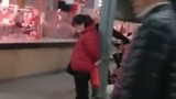 Người phụ nữ bị trói giữa chợ vì dùng tiền giả đi mua sắm