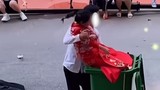 Trung Quốc: Chú rể bế cô dâu ném vào... thùng rác