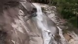 Thót tim cảnh người đàn ông trượt chân rơi xuống thác nước