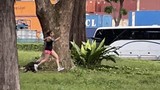 Cô gái bị đàn rái cá rượt đuổi “chạy té khói” trong công viên