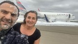 Cặp đôi chụp ảnh tự sướng khi thoát chết khỏi tai nạn máy bay