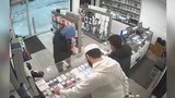 Tên cướp trả lại điện thoại vì hàng động “cực gắt” của chủ shop