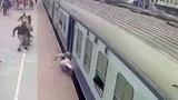 Nhân viên dũng cảm cứu hành khách kẹt dưới đoàn tàu đang chạy