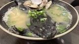 Nhà hàng gây sốc với món ramen mì ếch nguyên con