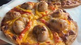 Cực dị món pizza tinh hoàn gà, không phải người nào cũng dám ăn