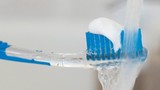 Đánh răng khi tắm, sai lầm lớn khiến nhiều người nhiễm khuẩn