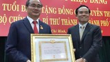 Ông Nguyễn Thiện Nhân nhận huy hiệu 40 năm tuổi Đảng
