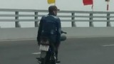 Thanh niên đất Cảng bỏ 2 tay chạy xe máy 'làm xiếc' trên cầu